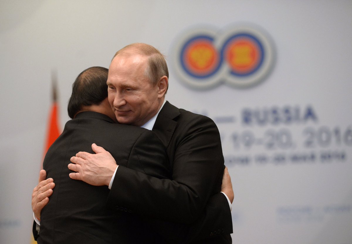 Картинки по запросу Путин и Олланд обнимаются