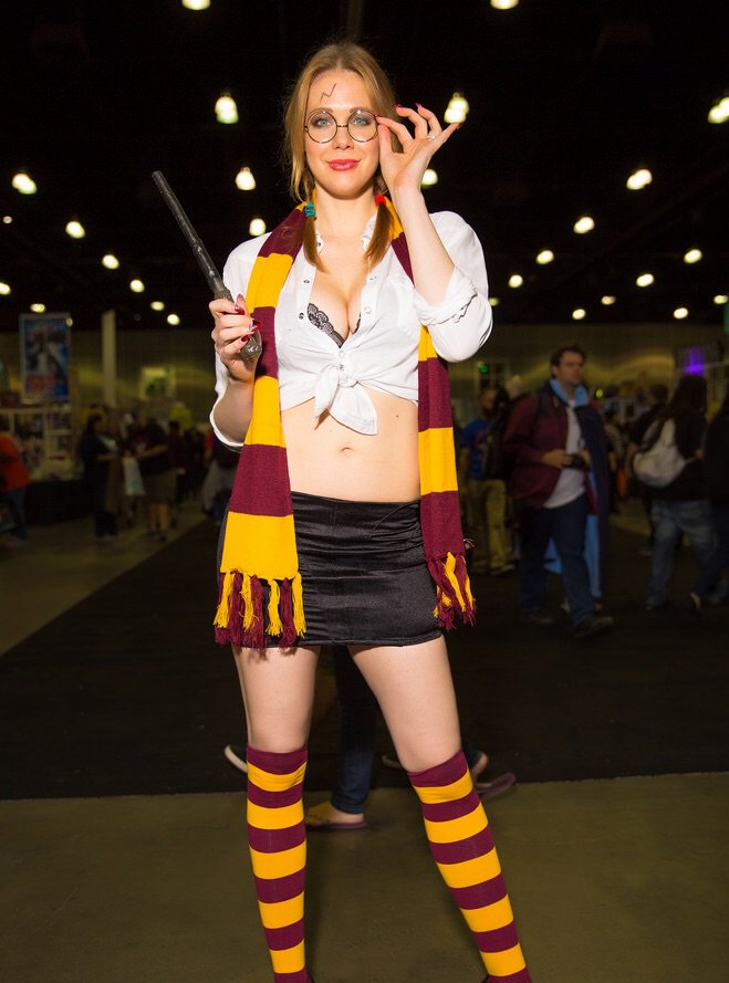For those of you asking, this was the full Harry Potter/Harriet Potter outfit. https://t.co/1HVr2NH4oK