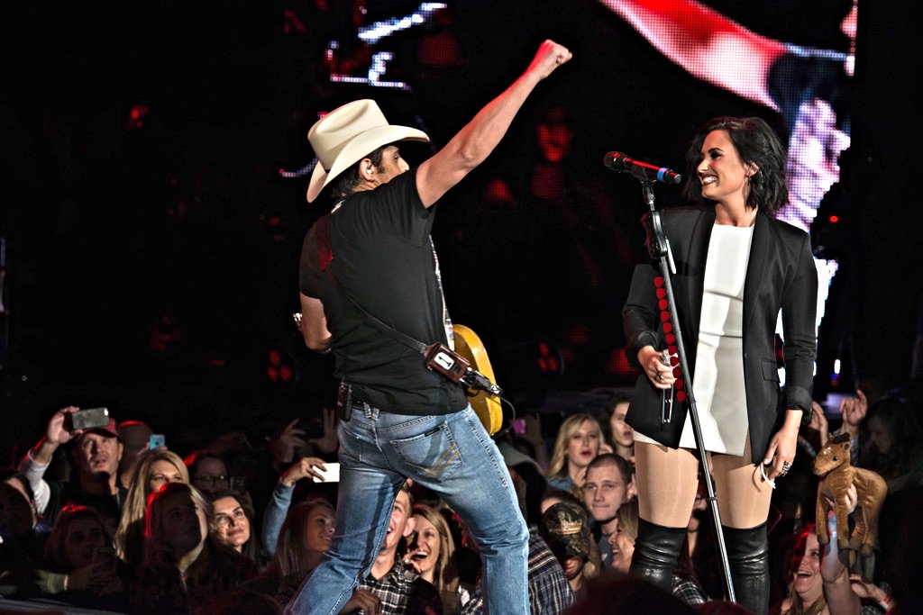 RT @BradPaisley: As far as this tour goes, you made my year tonight @ddlovato & it's only the 2nd show! Thanks for being here. https://t.co…