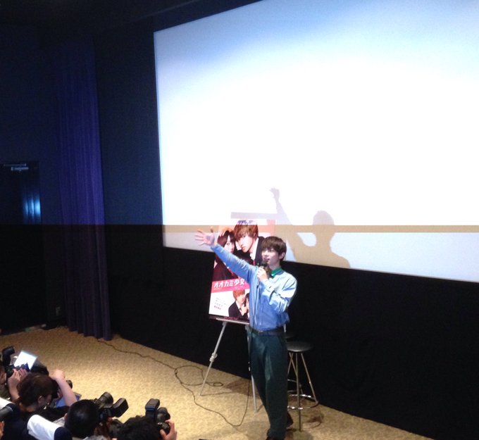 ここでサプライズ企画!吉沢さんとジャンケンをして勝ち残った人は、劇中の胸キュンセリフを言ってもらえることに!会場からうれ ここでサプライズ企画!吉沢さんとジャンケンをして勝ち残った人は、劇中の胸キュンセリフを言ってもらえることに!会場からうれ