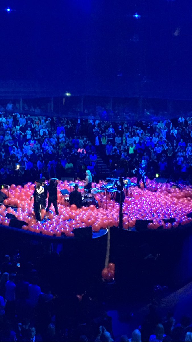 RT @JackiePRCooper: A sea of balloons to celebrate the launch of Dial #AneedA @iamwill explains his love for tech https://t.co/uJwdkTvaUW