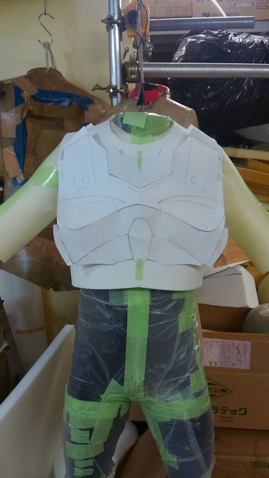 【ウィルウェア制作レポート】まず最初に、胸アーマー型紙合わせの様子からです。まだ紙のような状態ですが・・・この状態から、 【ウィルウェア制作レポート】まず最初に、胸アーマー型紙合わせの様子からです。まだ紙のような状態ですが・・・この状態から、