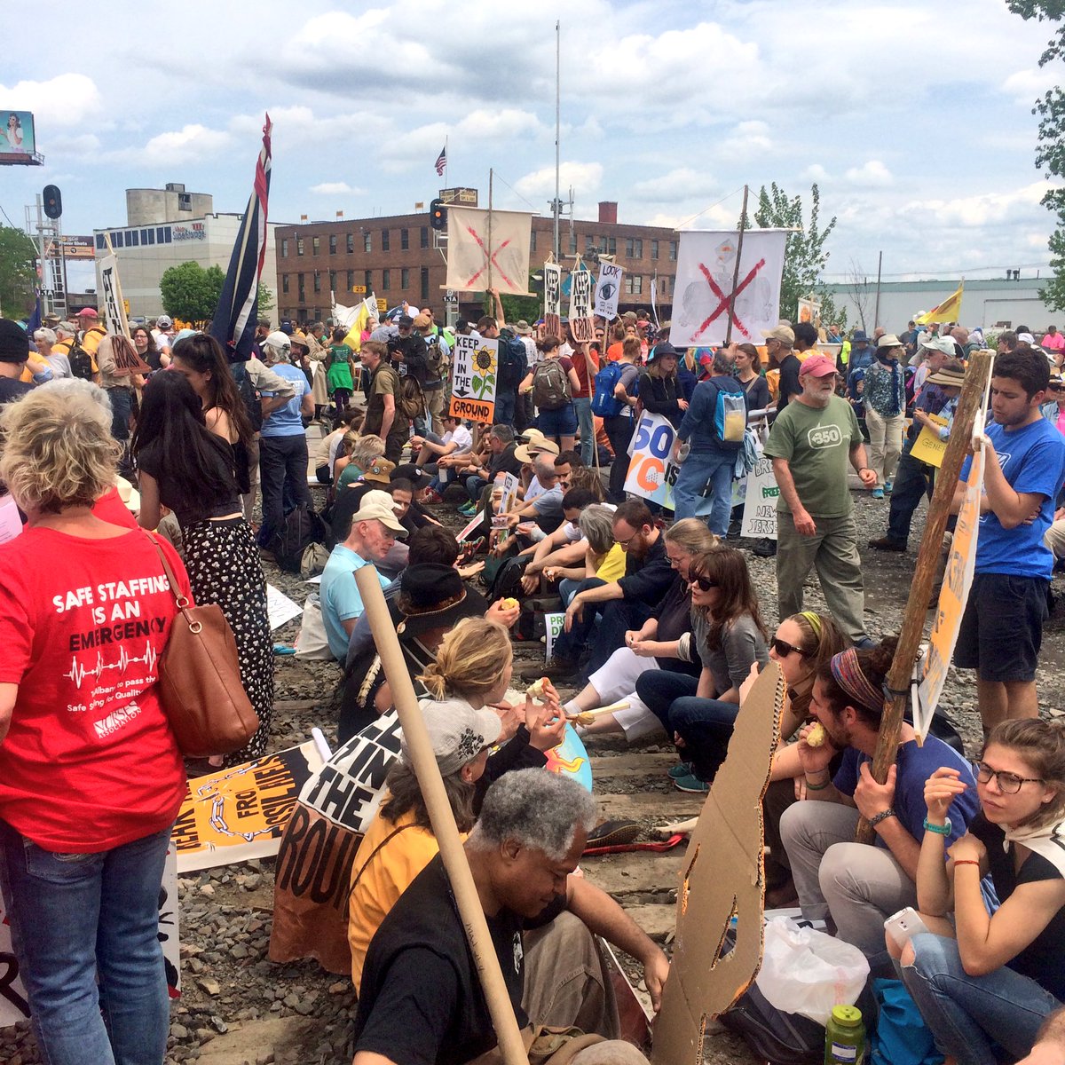 RT @mkink: Bomb train tracks occupied by entire march in Albany: leave it in the ground! @BanBombTrains @350 #breakfree2016 https://t.co/v2…