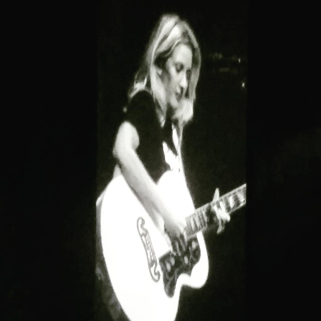 RT @AngWxGrl: No opening act, no problem! @elliegoulding comes out for an acoustic set at @ChaifetzArena! https://t.co/C34OJMSFqd