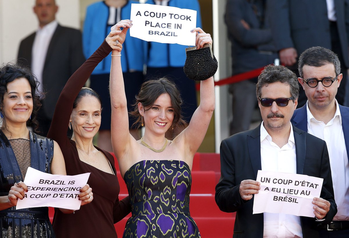 Em Cannes, Sônia Braga e equipe do filme 'Aquarius' protestam sobre impeachment; veja vídeo 