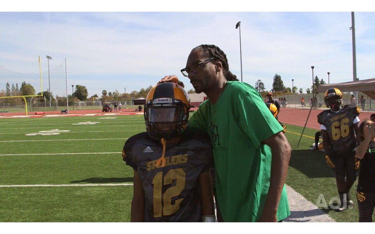 Checc my new @AOLSports show #CoachSnoop exclusive premiere @WORLDSTAR rite now !! https://t.co/tBkQYiRnNJ https://t.co/SYpCT8inAz
