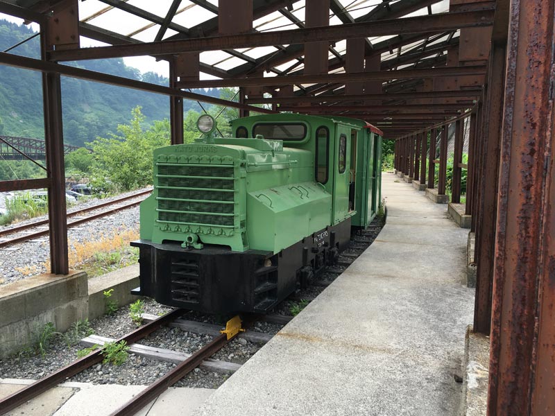 【由希奈は地形好き02】工期無期限と言われる立山砂防、その資材を運んでいるのが、立山軌道トロッコ。工事用なので一般客が乗 【由希奈は地形好き02】工期無期限と言われる立山砂防、その資材を運んでいるのが、立山軌道トロッコ。工事用なので一般客が乗