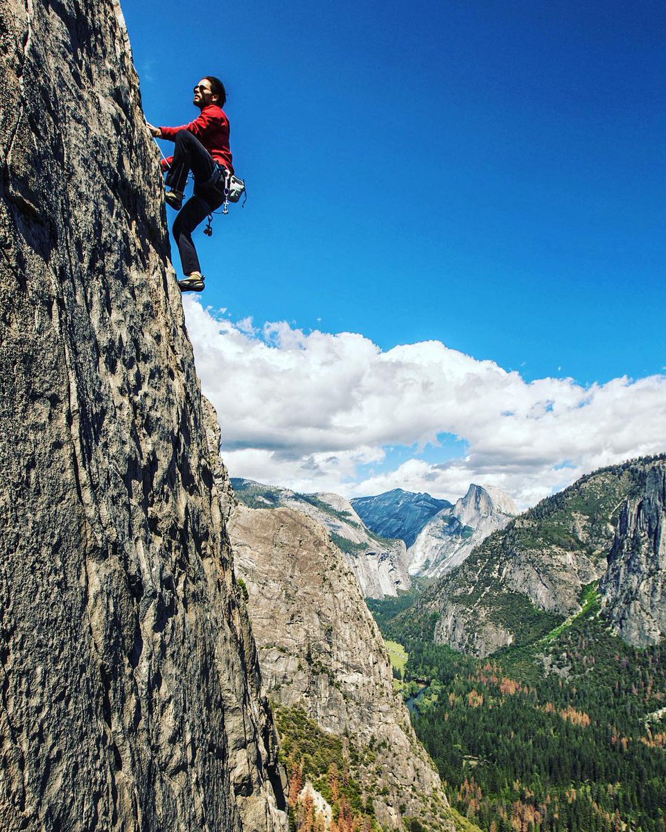 East buttress of El Cap - Yosemite 2016 ???? @jimkchin ???? @AlexHonnold https://t.co/EkKG8XbcGL