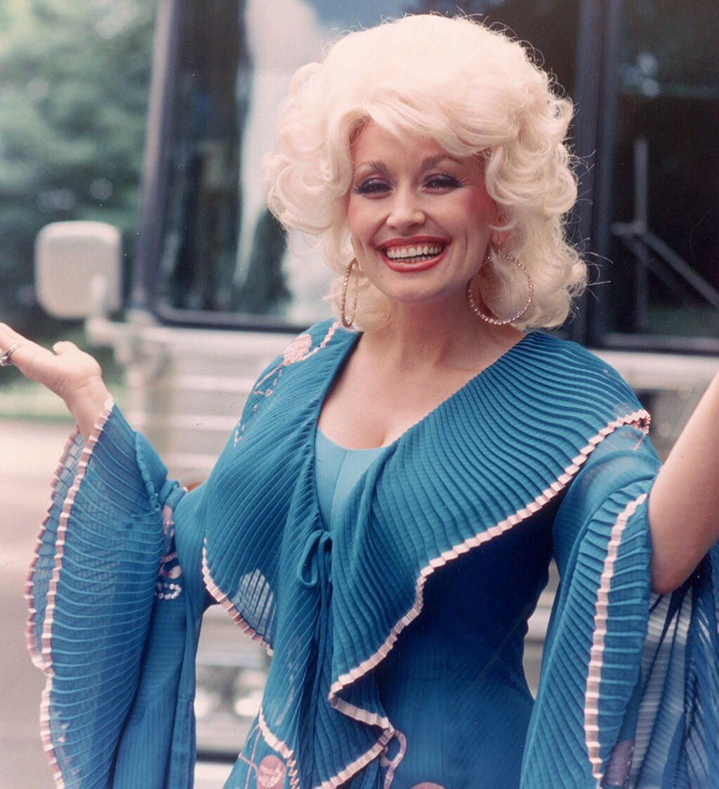#MondayMuse and #SouthernIcon @DollyParton (because you can't help but smile at that smile!!) ???????? https://t.co/T8mvrmgOHS