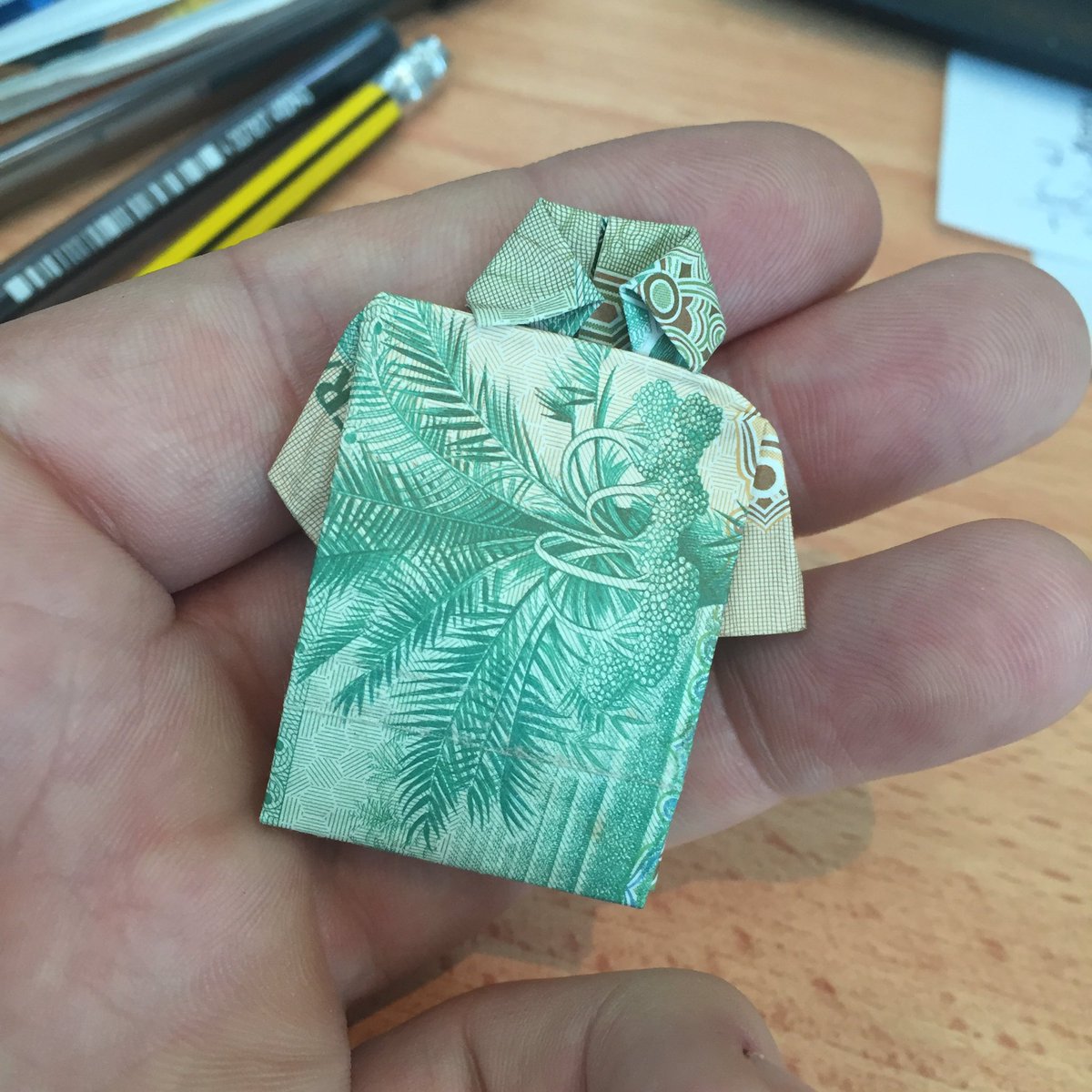 RT @BJPCooke: Went to watch #TheNiceGuys and now my last bank note is a shirt @theniceguys @NovoCinemasUAE #origami https://t.co/6tNcPWTeUq