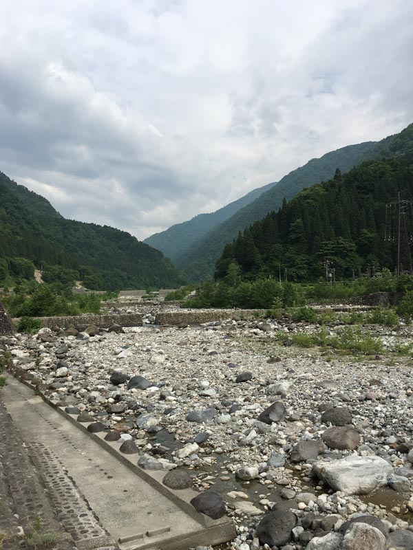 【由希奈は地形好き01】鬼とクロムクロの戦闘が続く立山ですが、現実世界でも立山には戦いが存在しています。崩れやすい地形・ 【由希奈は地形好き01】鬼とクロムクロの戦闘が続く立山ですが、現実世界でも立山には戦いが存在しています。崩れやすい地形・