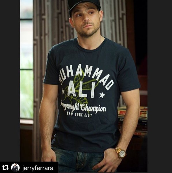 RT @rootsoffight: #Repost @JerryFerrara paying respect to the G.O.A.T.
He wore our @MuhammadAli HWC NYC 74 tee in Entourage the movie. http…