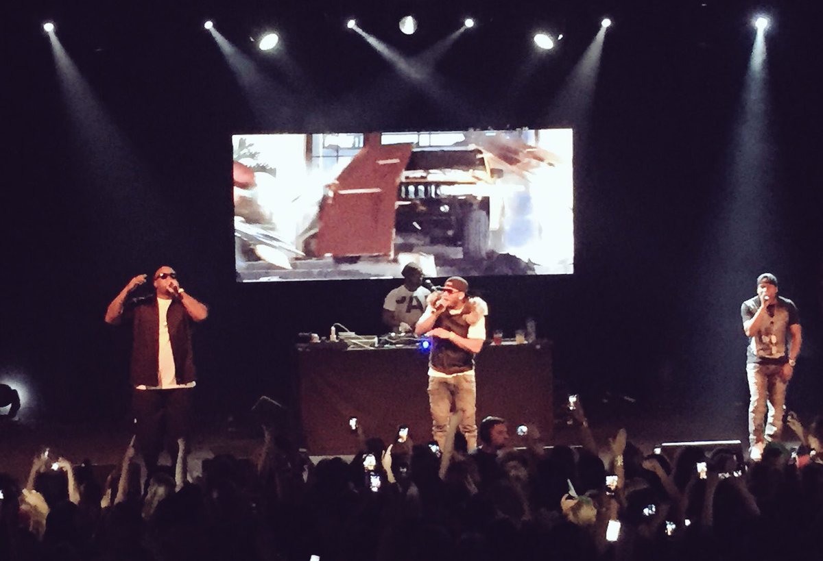 RT @SonyMusicIre: Ok we've got a dilemma! It's hot outside and it's hot in herre ???? ????@Nelly_Mo @Vicar_Street right now... https://t.co/8q7pA…