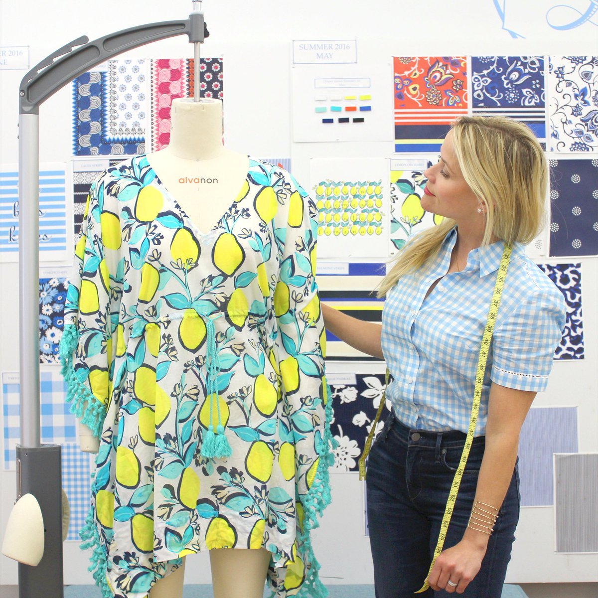 Musing over caftans at @draperjames HQ! ???????? (See all the #CaftanLove: https://t.co/tMwutgMjvS) https://t.co/WXQpGt8SXV