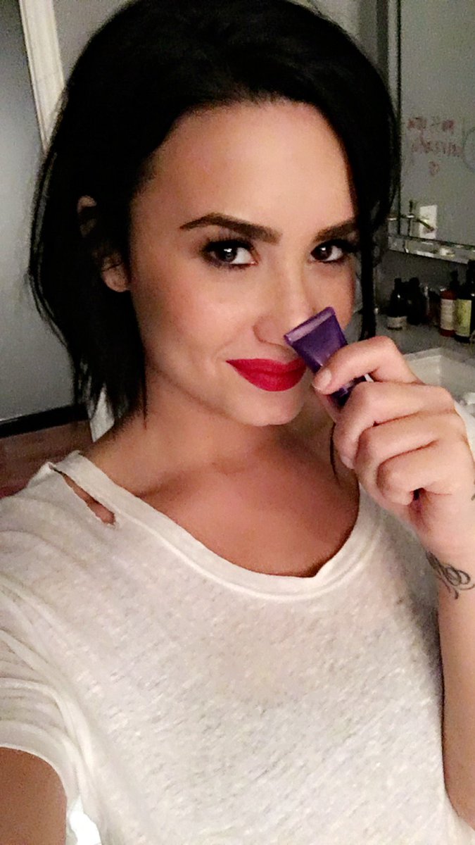 About to show you your new fav product (it's definitely mine) Are you ready? @DevonnebyDemi https://t.co/oh2Z7JK3zv