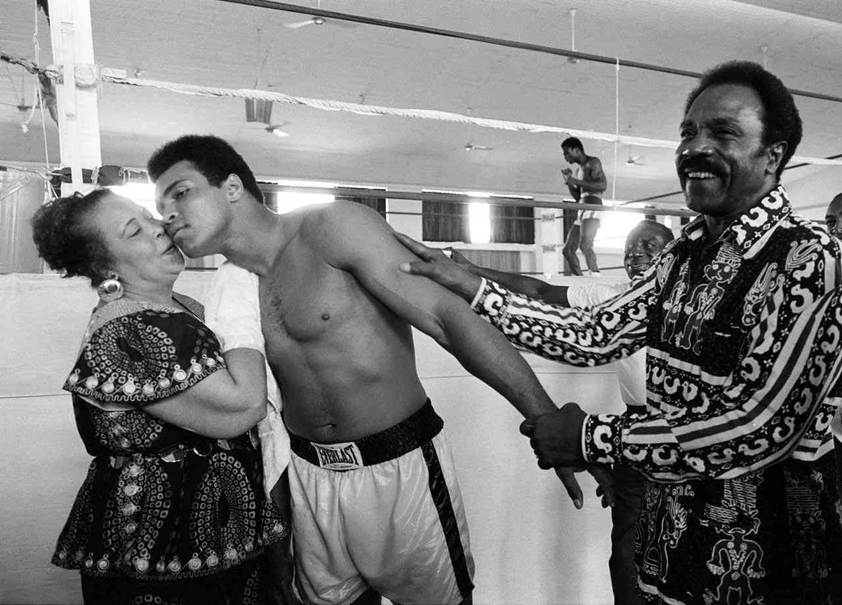 RT @MichaelSkolnik: Muhammad Ali and his parents.
Photo: Neil Leifer https://t.co/tLr8NKXqiD