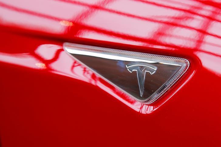 RT @Reuters: Tesla Motors introduces two less costly Model S versions https://t.co/ZUJ8K2sfqz https://t.co/Wngvhaojha