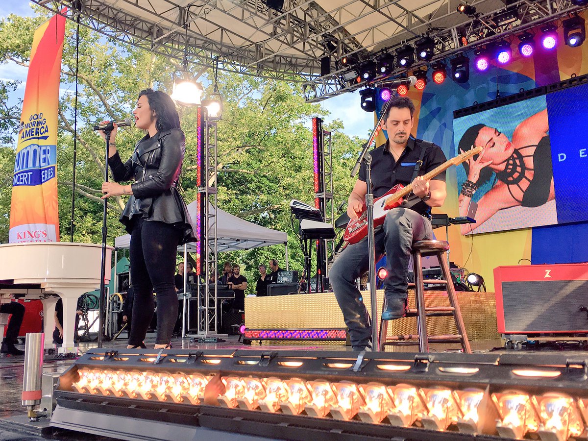 Wow just had an absolute blast on @GMA. THANK YOU for coming out and singing with me. #DemiOnGMA https://t.co/4k6Ta4nyHt