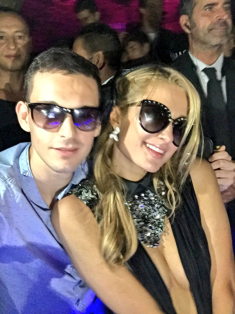 RT @LittleHiltonboy: GUYS! You know what? @ParisHilton is forever 21! She is so young and her skin genes are the best! Such a legend ???????????? ht…