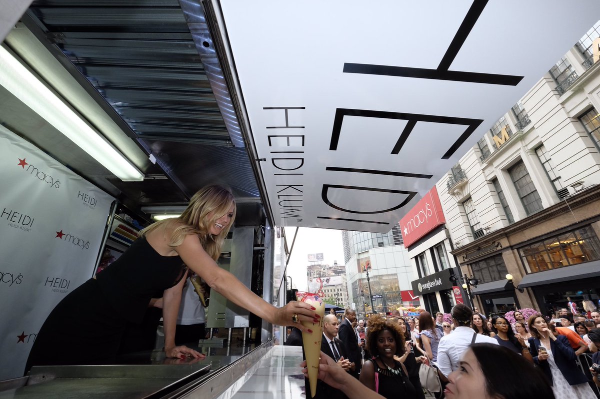 I am so happy that so many of you came to get your free @HKintimates https://t.co/XdXyqco8Tk