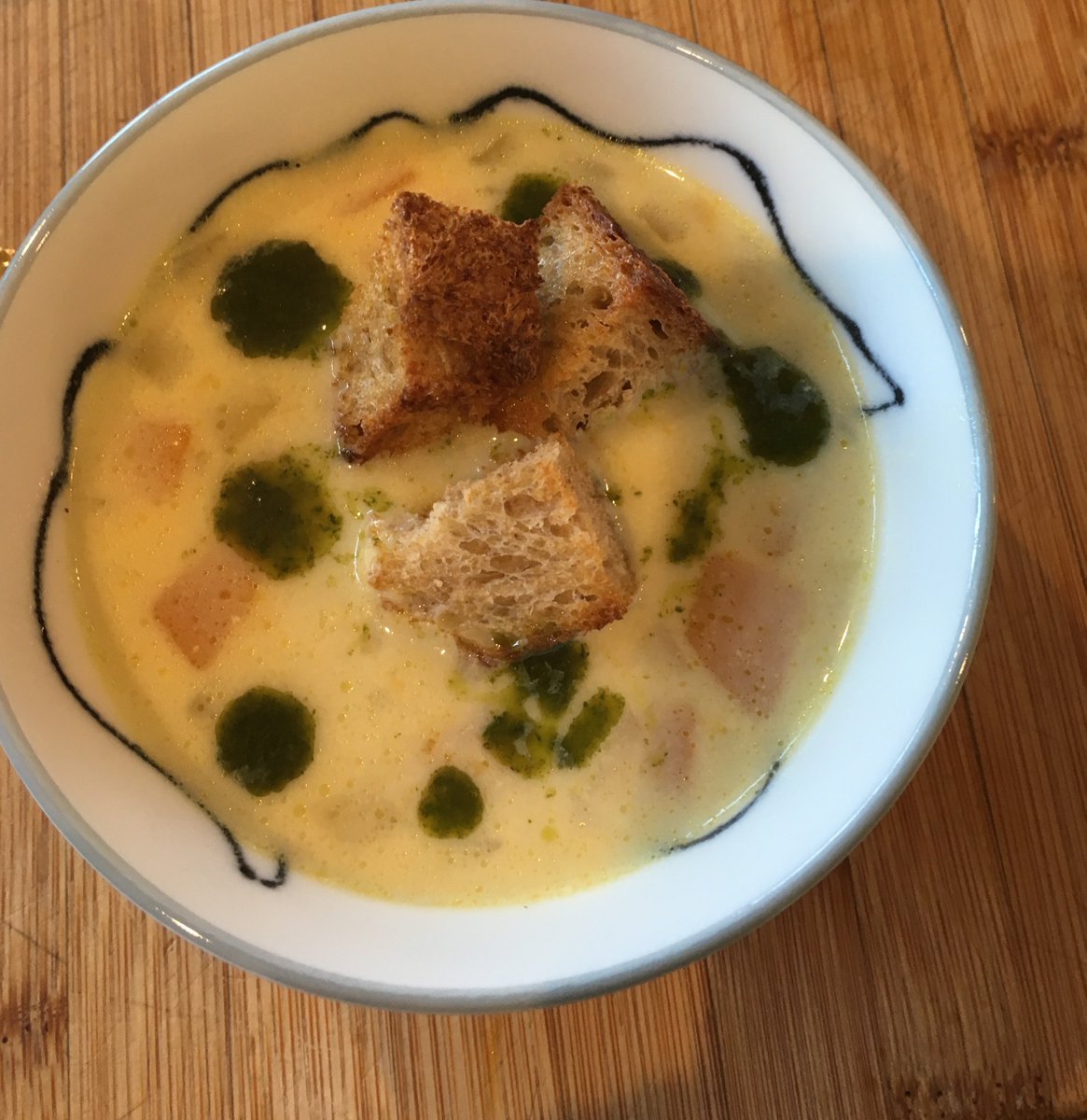 I made corn chowder with croutons and pesto (#vegan obviously)! Very yummy ???? https://t.co/qcjURUtYAx https://t.co/sIdULnWLwz