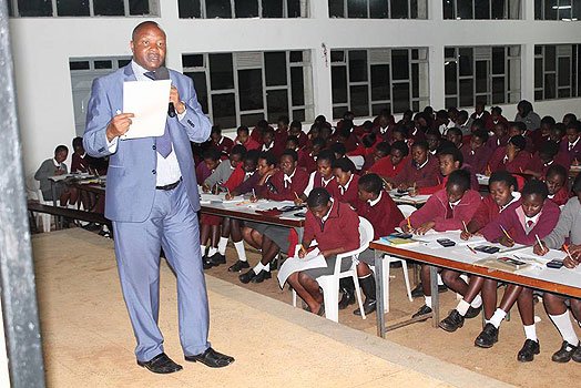 Governor casts aside status to teach a Chemistry class – PHOTOS