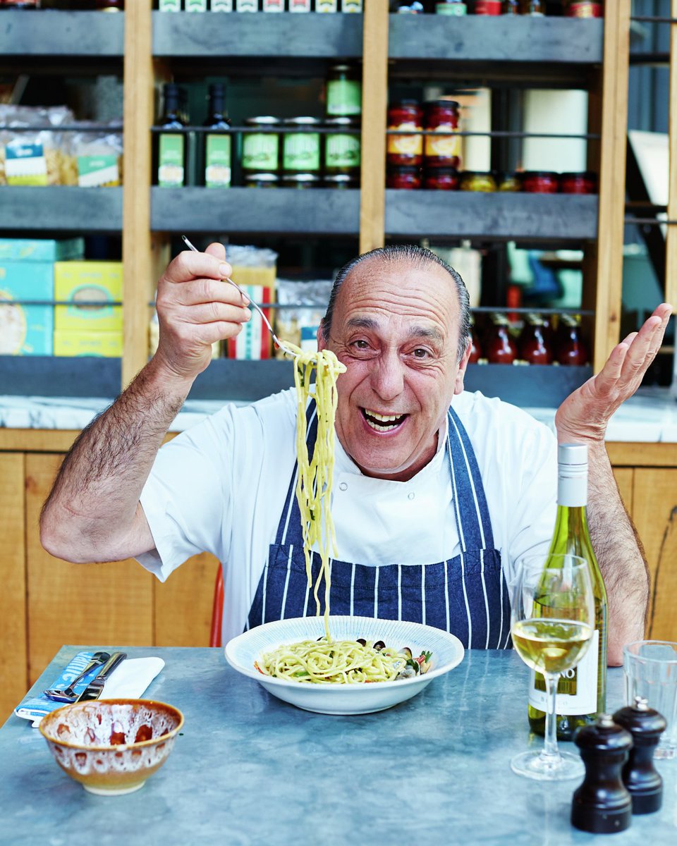 From the man @gennarocontaldo Tuesday special Spaghetti Vongole  at all @jamiesitalianuk today! soooo goood https://t.co/bqBfIfb2Ss