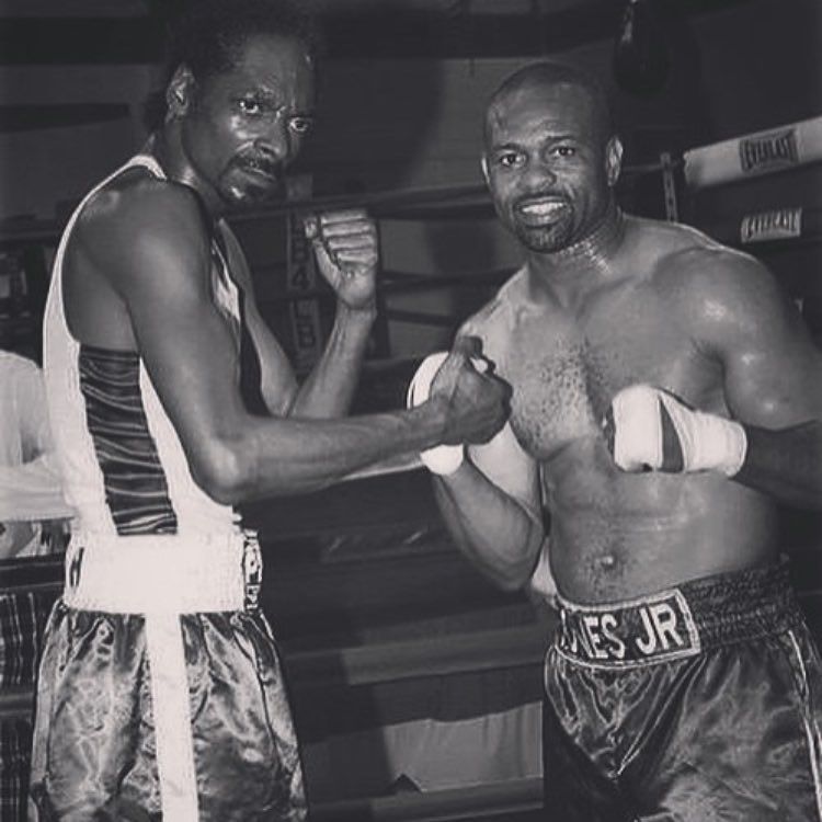 That 1 time I got in the ring with the champ  never again ????????✨????????✊????. @royjones.jr  @lthutton https://t.co/ZNMrNV1k5O https://t.co/Rl864vPQ49