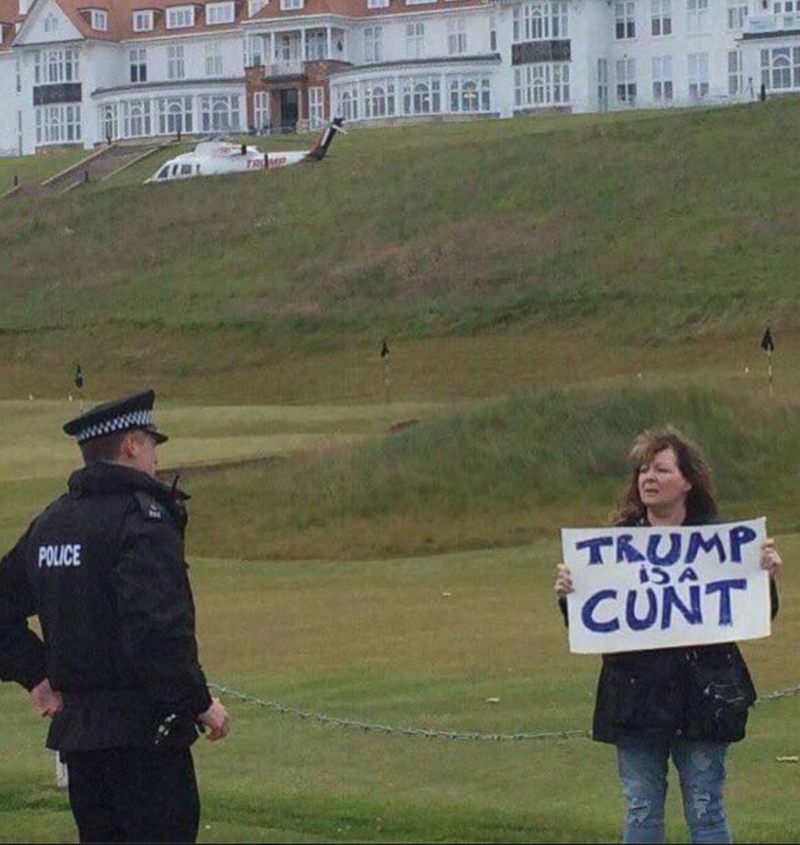 RT @edgarwright: Trump gets the traditional Scottish welcoming committee he so richly deserves. 

(Good work @JaneyGodley) https://t.co/aIr…