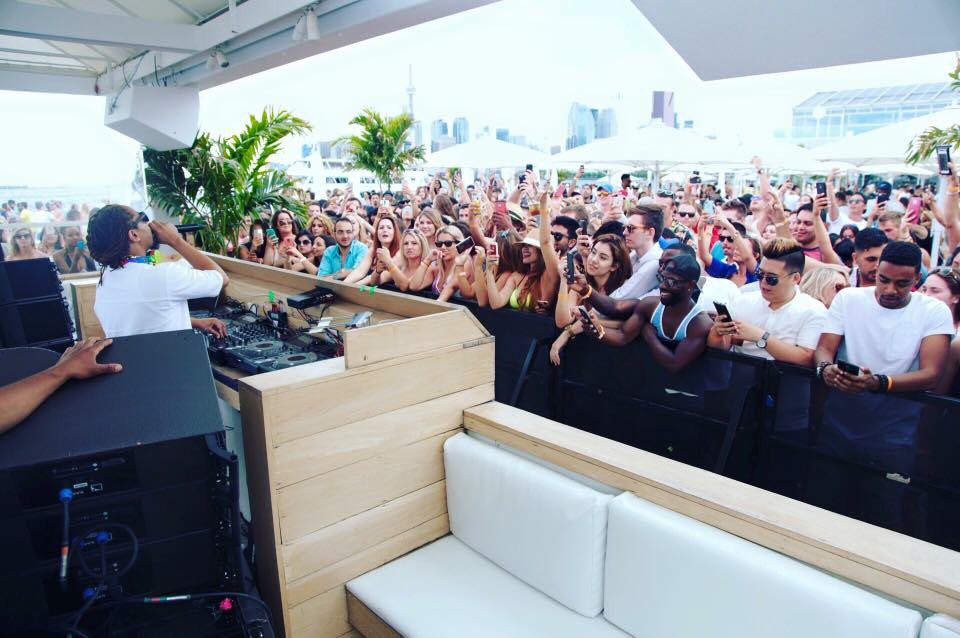 RT @CabanaPoolBar: .@LilJon is throwing down for the @CabanaPoolBar crowd today! ???????????? This is what #DayLife is all about. https://t.co/HrfB0…