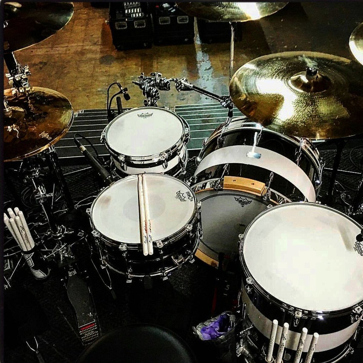 RT @remopercussion: #Drumheads @travisbarker used on the new @blink182 album! Snare: Emperor X, Toms: Coated Emperors, Kick: Coated P3 http…