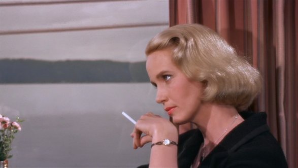 Eva Marie røyker sigarett (eller hasj)
