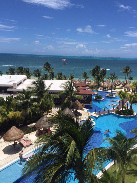 Having a great time @excellencegroup Playa Mujeres..Romantic,fun,friendly staff.Great place to Party your hASSelhOFF https://t.co/yCFunz5tF7
