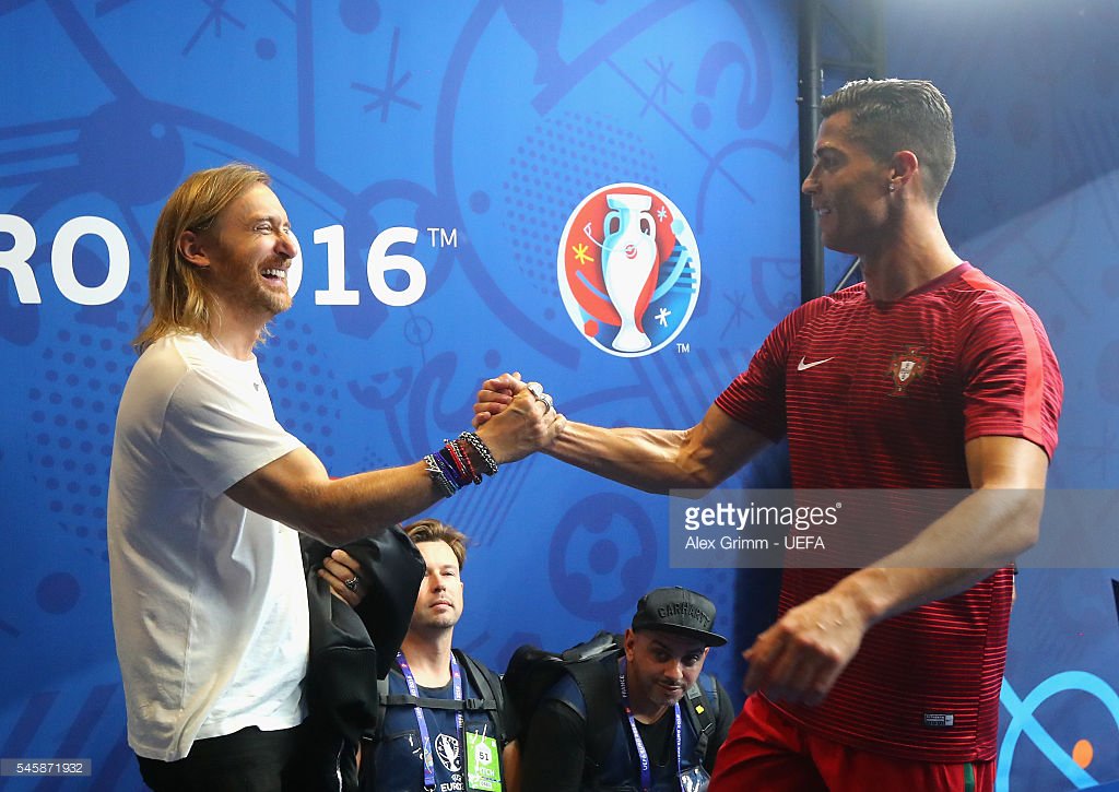 RT @GettyVIP: .@davidguetta shakes hands with @Cristiano Ronaldo ahead of the #EURO2016 Final https://t.co/cumxsCHKlT