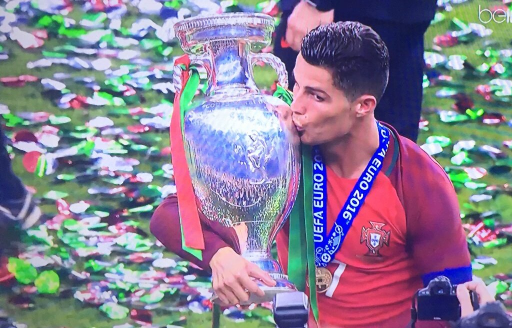 RT @priyankakoiral1: Now this is the best picture..@Cristiano #Euro2016Final https://t.co/MqXFxLJqkh
