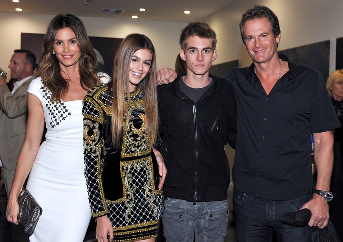 RT @InStyle: .@CindyCrawford and her family are total #Goals in new vacation photo: https://t.co/pyUB3N5NlK https://t.co/PPFa2O2uww