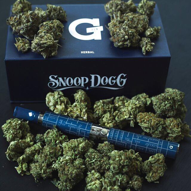 #puffpuffpasstuesdays what u smokn on ?? OG Snoop @Gpen ✨ ???????? go get it now. … https://t.co/7uoaccyAVh https://t.co/q1tRz97ofz