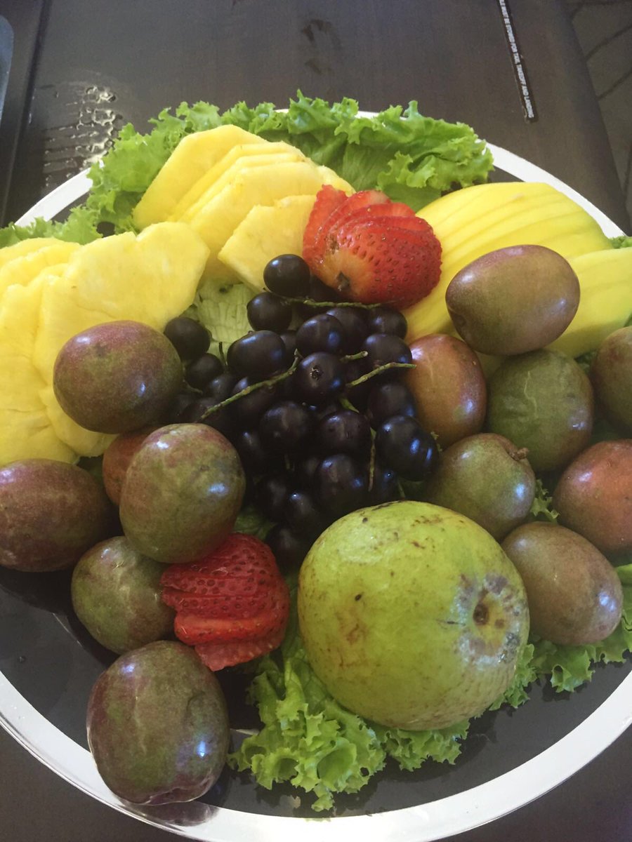 Ciruela, corozo, guayaba agria y mango verde! #LaBicicletavideo Shak https://t.co/8WFze9VwUM