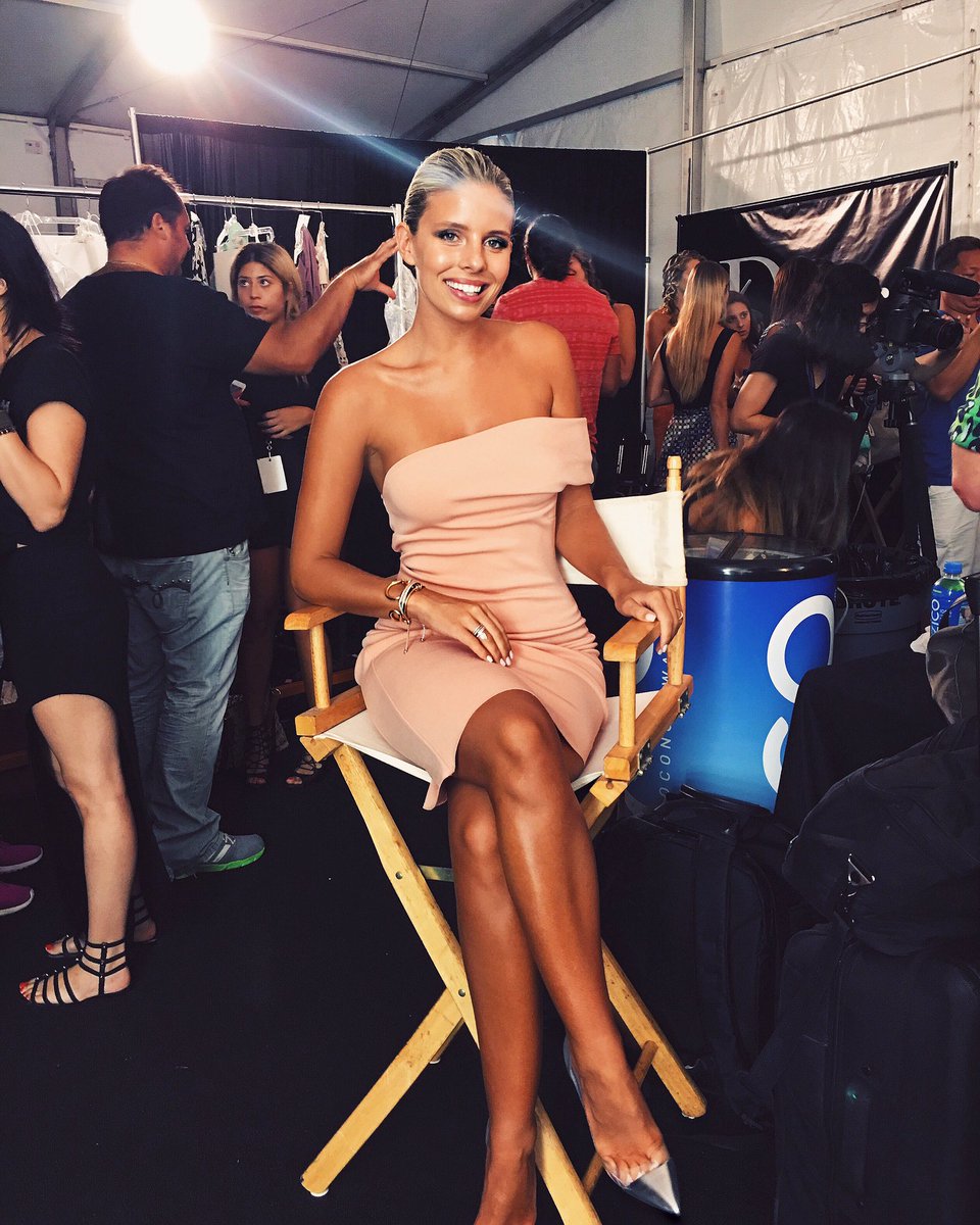 Feeling that extra glow tonight thanks to the gorgeous girls of @sttropeztan ???????????? https://t.co/3gIVzCgfGx
