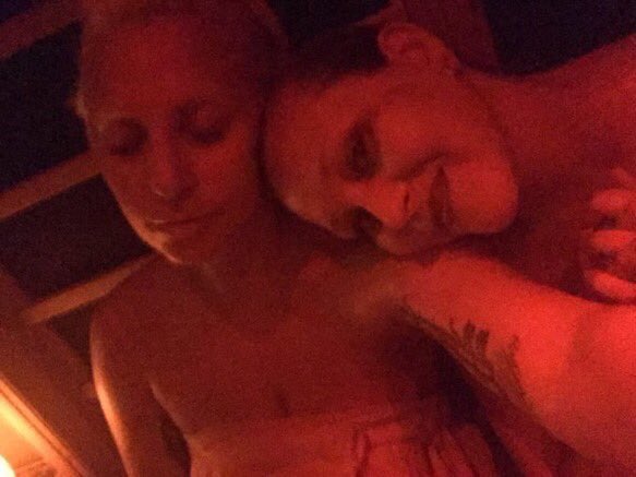 RT @GagaMagazineUK: Lady Gaga and Sonja have been friends for years. Let's think and pray for her. ????❤️ #PrayForSonja #ThinkOfSonja https://…