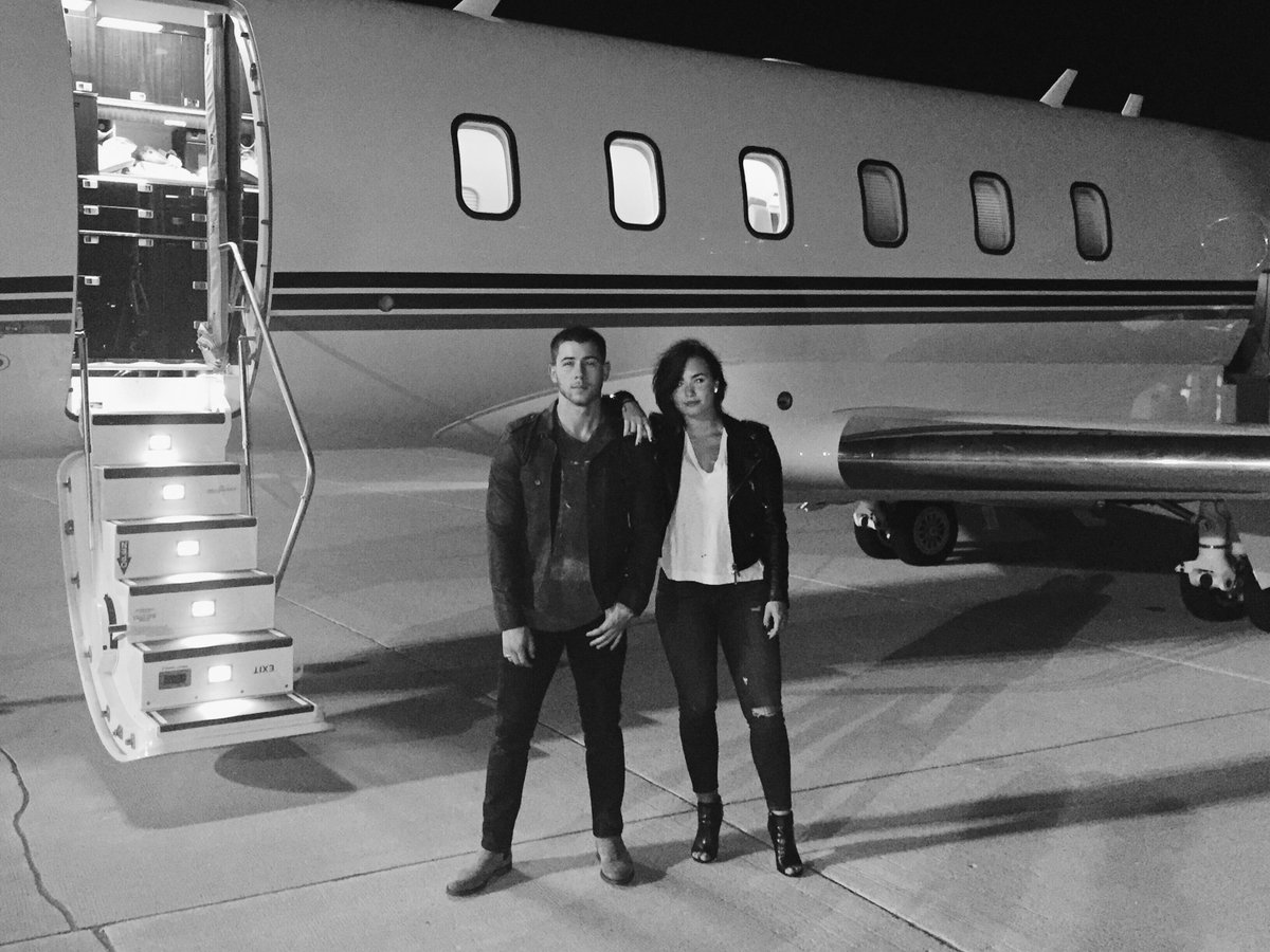 Chicago you were such a fun crowd! Shout out to @Netjets for flying @NickJonas and I there yesterday!! https://t.co/LdenYwysAp