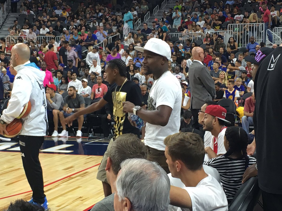 RT @NBALatam: Tenemos a otro campeón entre los presentes: @FloydMayweather viendo Argentina-USA. https://t.co/MOtSb8tfpi