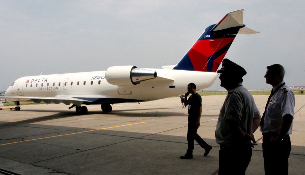 Another failure at GoJet Airlines leaves Delta and United flyers stranded