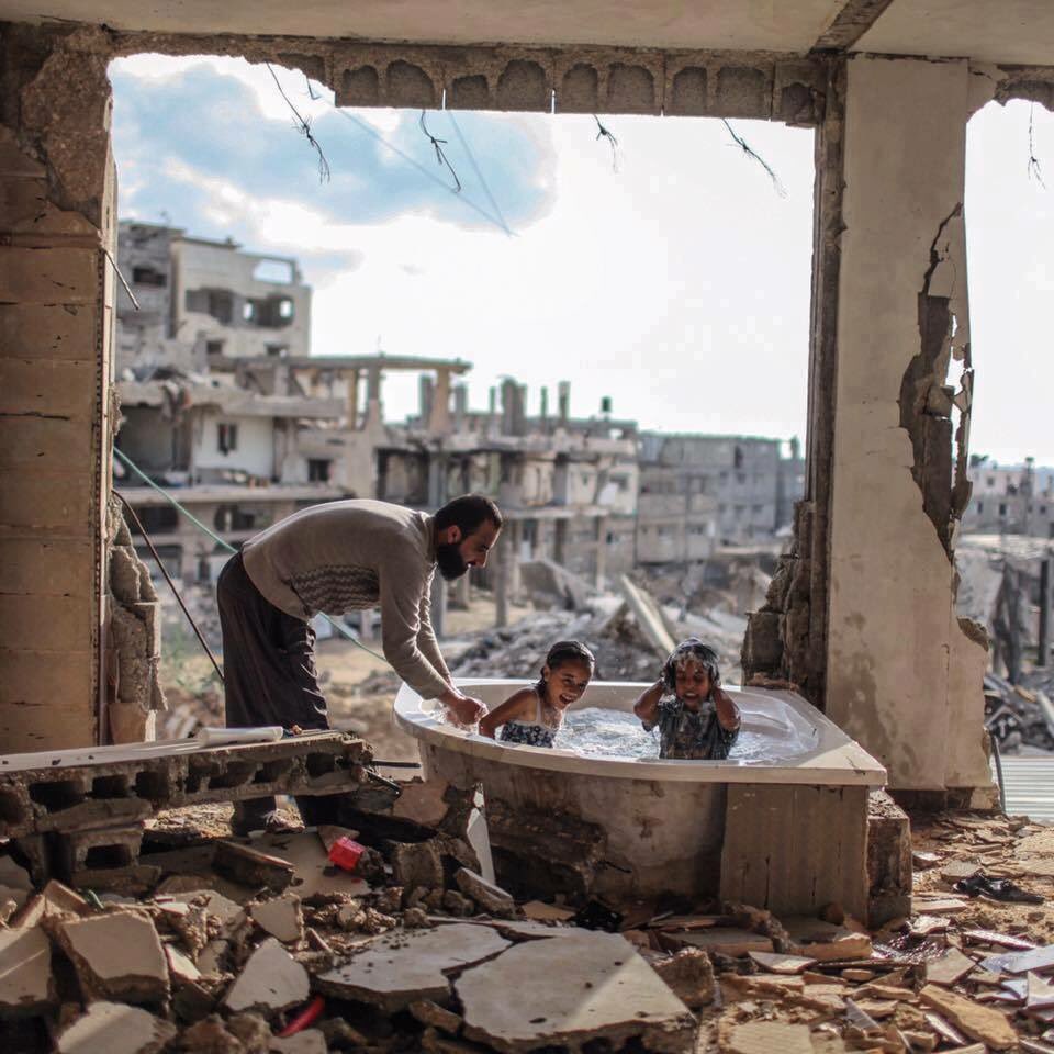 Dad is still having fun with his kids, despite the circumstances!
What a beautiful photograph it is! https://t.co/nAd7lYjZMH