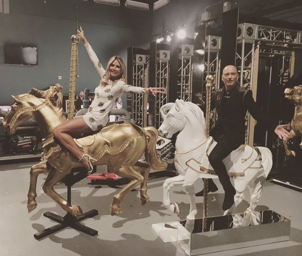 Just horsin' around with @howiemandel before @nbcagt starts at 8! #AGT https://t.co/FvHTVcxJa5