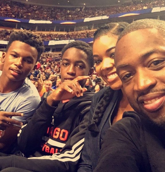 RT @usabasketball: 2008 ???????????? @DwyaneWade, @itsgabrielleu & fam here to support the #USABMNT in Chicago! https://t.co/0WQ6Jj6I6q
