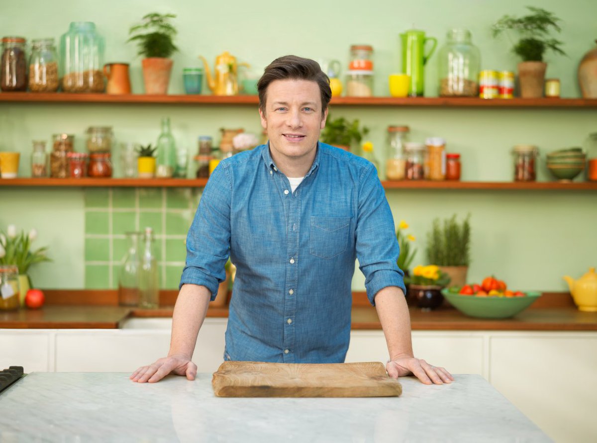 RT @TheHappyFoodie: Commute watch: @jamieoliver tells all on his new book, #FamilySuperFood. https://t.co/Zu59TIuncz https://t.co/ByyCm9DKQ0