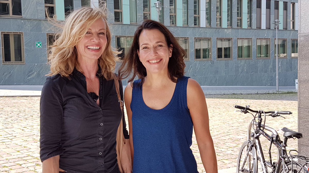 annewill radelt mit bettina rust und hündin elli durch berlin. "stadt