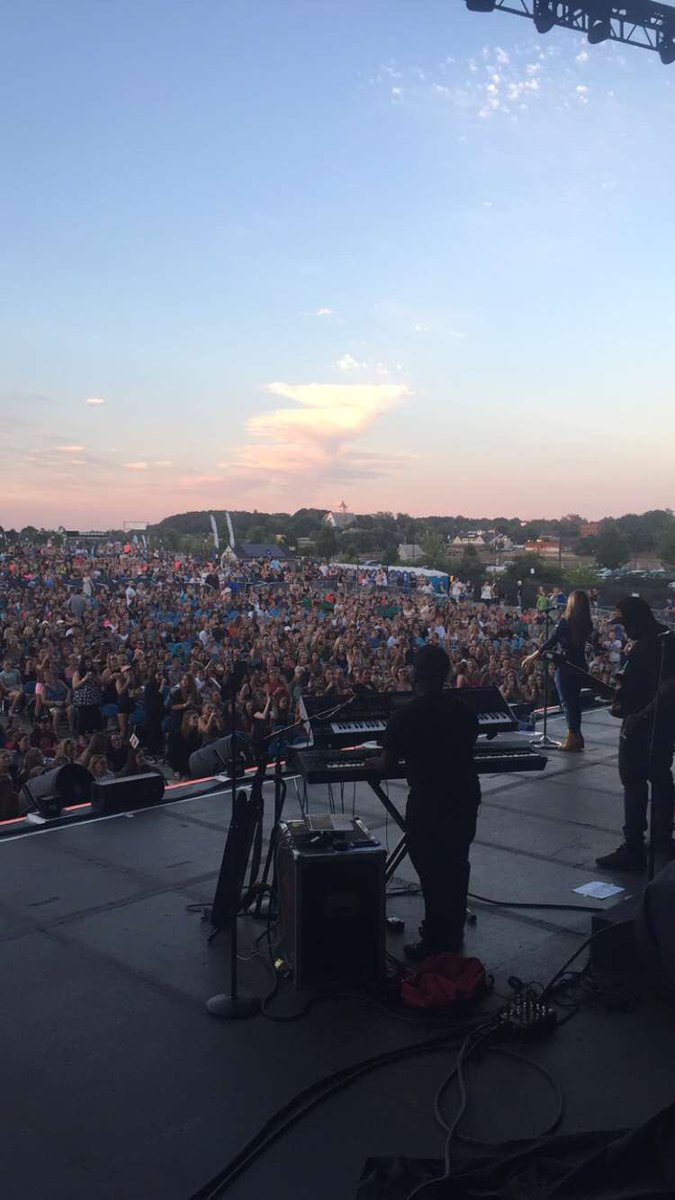 Thank you so much Bangor, Maine. Tonight was pure magic. And the crab legs I had after the show were straight ???????????????????? https://t.co/yqWi85muTo