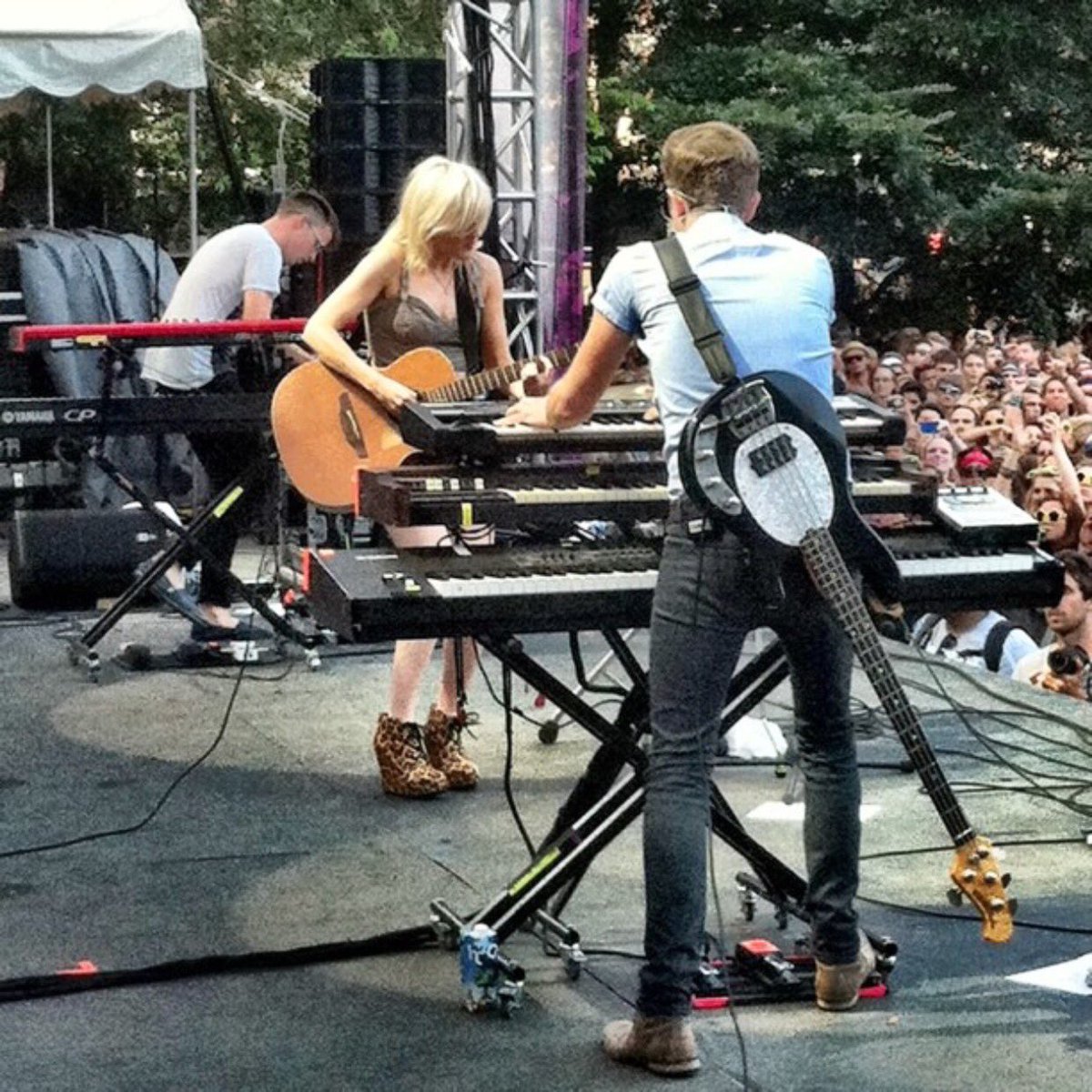 RT @carlryan: 5 years ago today when @elliegoulding was on the small stage at Lolla vs last Sunday main stage #ElliePalooza https://t.co/fH…